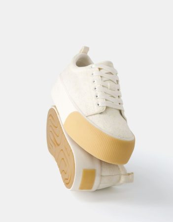 Bershka se apunta a la moda de las zapatillas con plataforma 27 Merca2.es Zapatillas plataforma detalle brocados y puntera caramelo