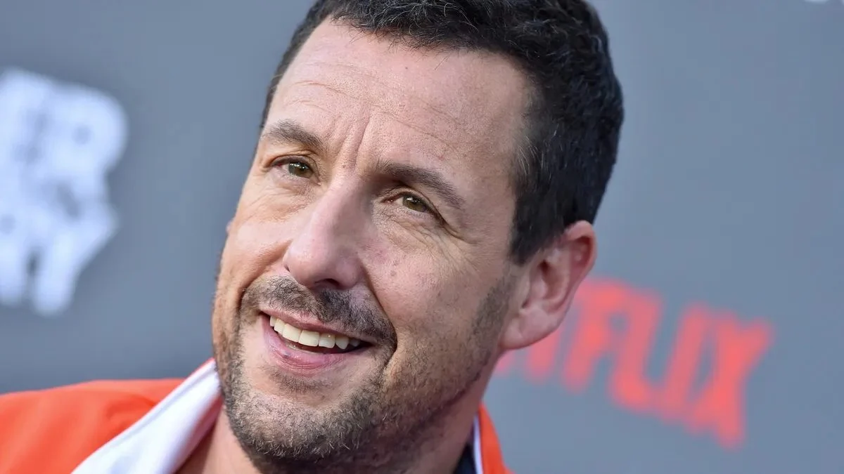 Adam Sandler y su truco como productor que salva de la ruina a sus amigos 1 Merca2.es La creación de Adam Sandler que salvo las carreras de reconocidos comediantes