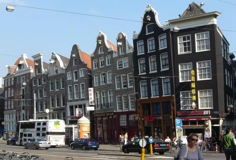 Por qué las casas en Ámsterdam están inclinadas: El video viral que arrasa en las redes 1 Merca2.es amsterdam 1 Merca2.es