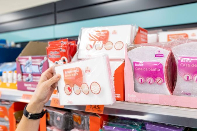 Deja tus zapatillas de deporte tan blancas como recién estrenadas con este 'producto mágico' de Mercadona 50 Merca2.es borrador magico bosque verde disponible en mercadona Merca2.es