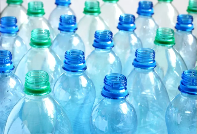 Carrefour da un giro histórico: los ahorros por eliminar plástico acabarán en rebajas para los clientes 3 Merca2 botella de plastico 0 Merca2