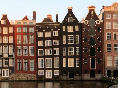 casas inclinadas amsterdam Por qué las casas en Ámsterdam están inclinadas: El video viral que arrasa en las redes