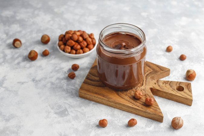 chocolate spread nougat cream with hazelnuts glass jar concrete copyspace Merca2.es