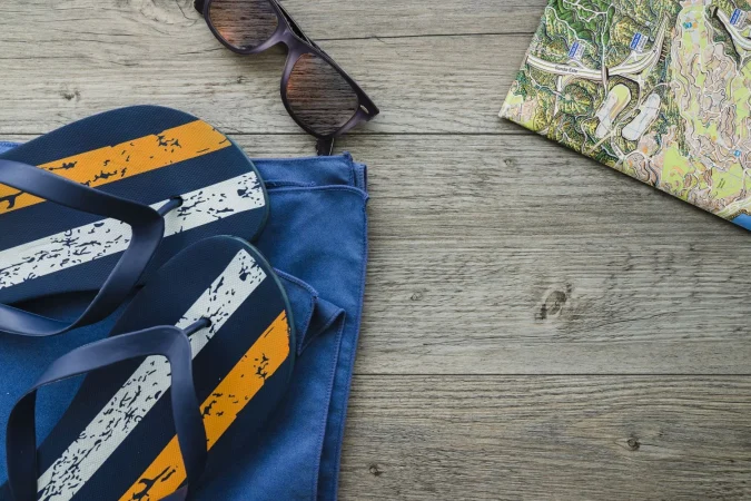 composition with sunglasses map flip flops Merca2.es