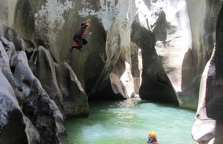 Barranquismo, el deporte de moda: los mejores ríos y cañones de España para practicarlo