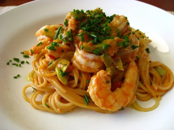 Espaguetis con gambas al ajillo y verduras: Receta rápida, barata y muy sana 2 Merca2.es espaguetis con gambas receta Merca2.es