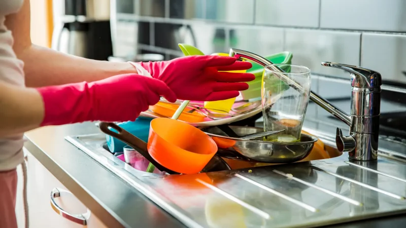 Dejar platos en el fregadero podría ser riesgoso: descubre cómo secarlos sin peligros 1 Merca2.es PLATOS HÚMEDOS: EL RIESGO QUE SE ESCONDE EN TU COCINA