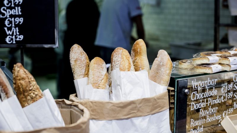 fresh baked baguettes baker shop Merca2.es
