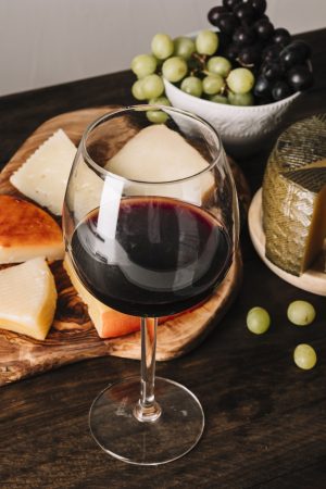 glass wine near grapes cheese Merca2.es