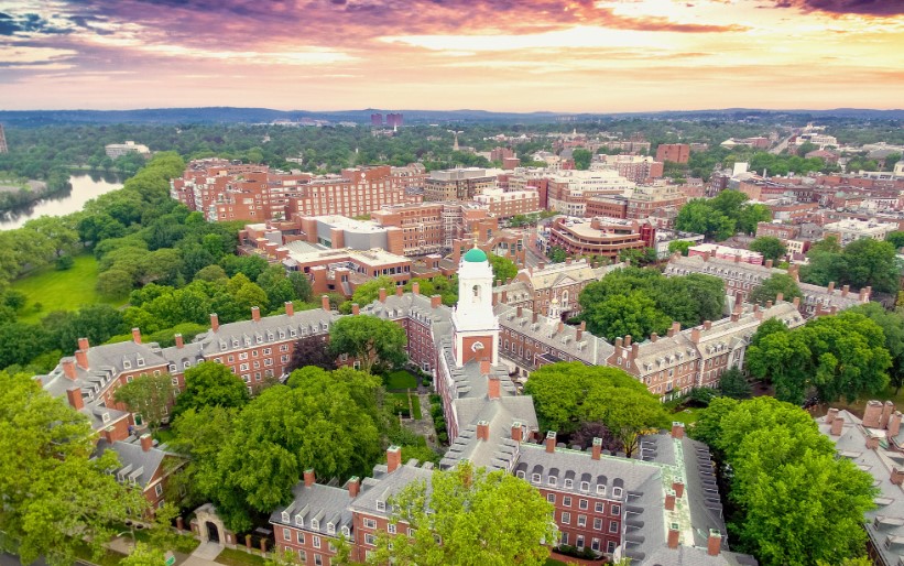 Las 3 universidades del mundo más difíciles de ingresar 1 Merca2.es Es la más antigua de Estados Unidos y la más famosa del mundo. Tiene su lugar para las personas más inteligentes del planeta: allá estudiaron desde Obama hasta Bill Gates… es tan difícil entrar que solo 6 de cada 100 personas que aplican logran un cupo.