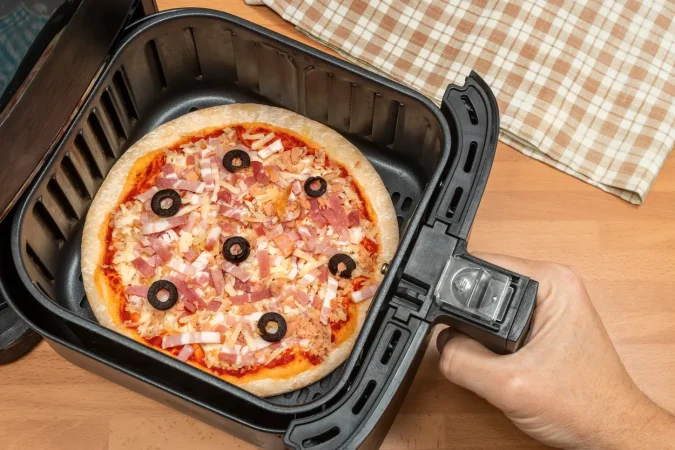 La receta definitiva para preparar una pizza increíble en la freidora de aire 73 Merca2.es iStock 1853462702 Merca2.es