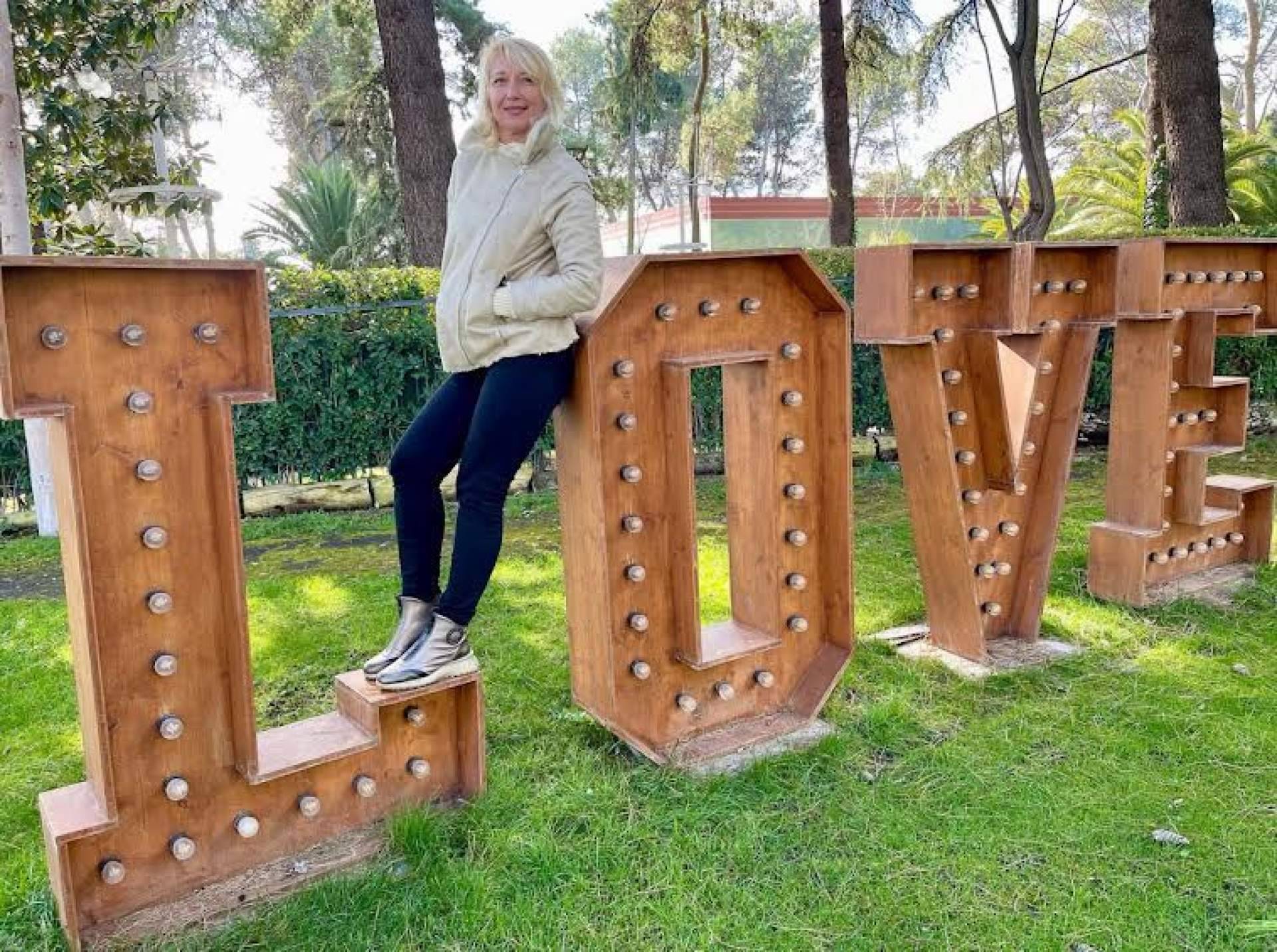 Irina Esquembri publica ‘Ninotlandia’, una antología emocional que incita a la meditación creativa y al autoconocimiento