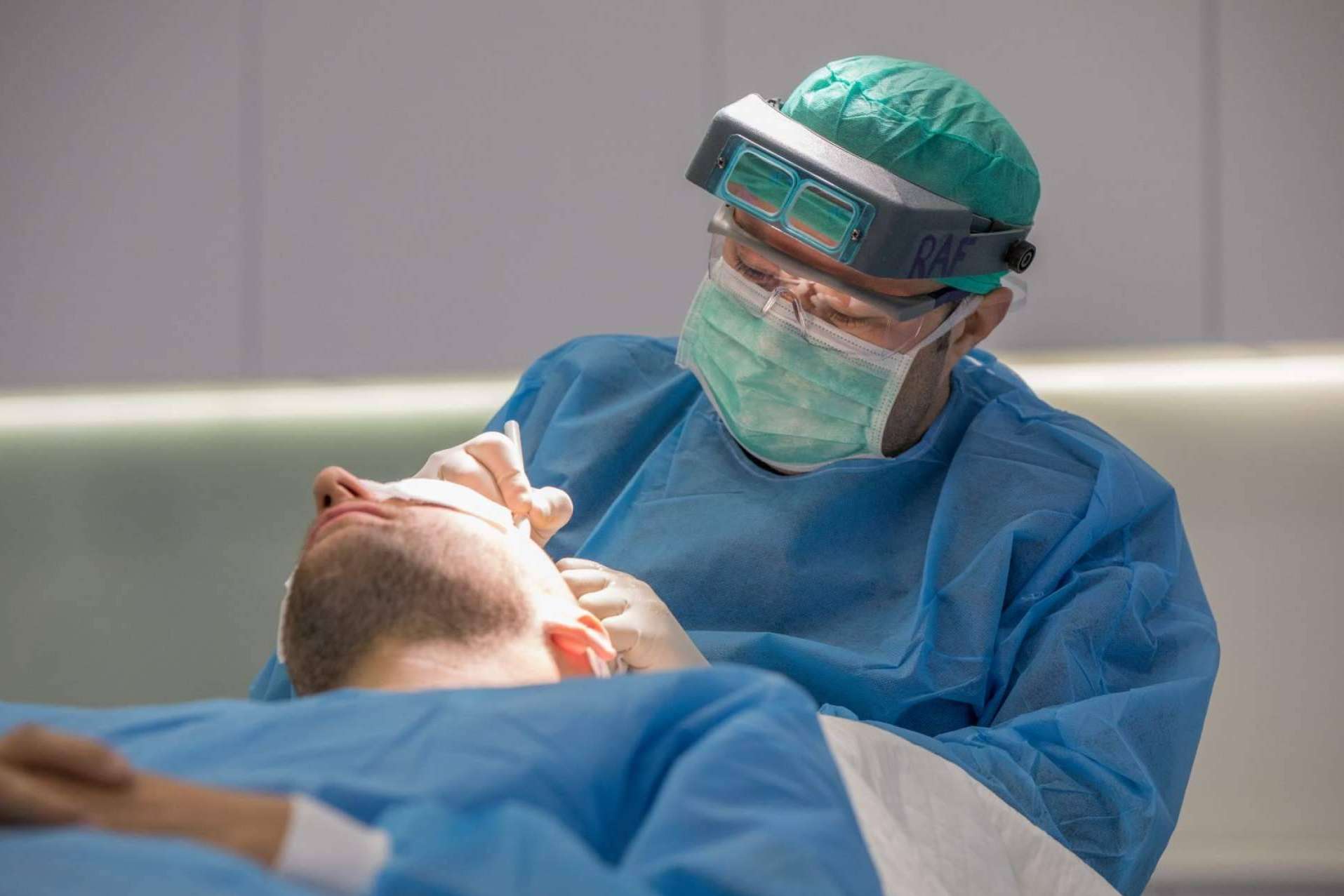 El prestigioso Dr. Rafael De Freitas inaugura su consulta de asesoramiento capilar en Medical Center Tuset 34