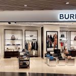 Burberry ajusta precios: bolsos entre 1.500 y 2.000 € y gabardinas en lo más alto para recuperar confianza