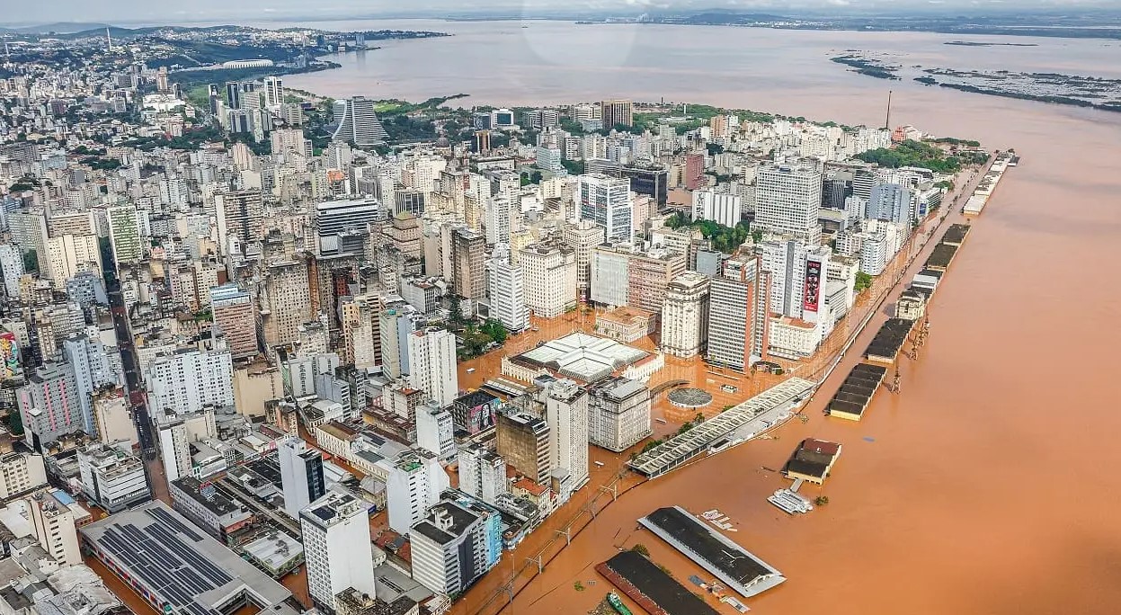 Lluvias en Brasil: No se rinde y salva a sus hijos que no llevan su apellido 1 Merca2.es Lluvias en Brasil: No se rinde y salva a sus hijos que no llevan su apellido