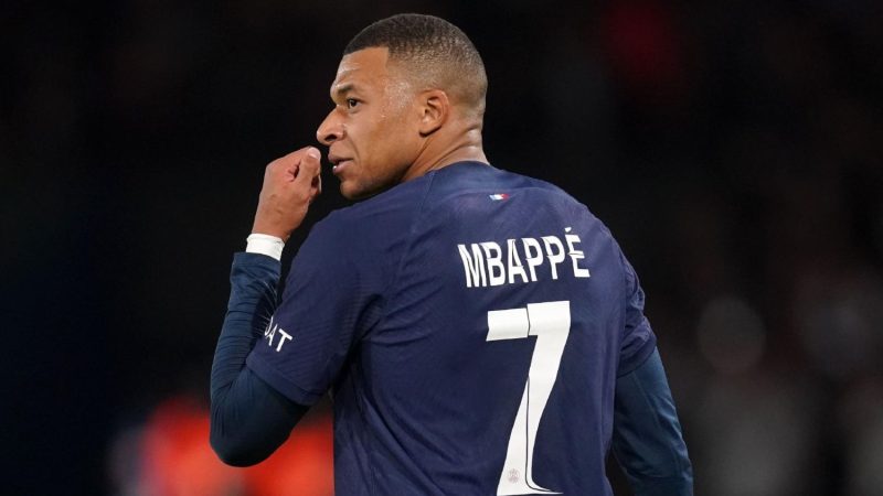 Revelan quién es la mujer que cautivó por completo a Kylian Mbappé 1 Merca2.es Lo que no se vio de la polémica salida de Kylian Mbappé del PSG que enloqueció a sus seguidores