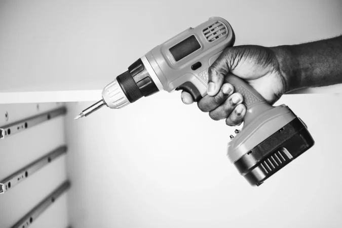 man using electronic drill Merca2.es