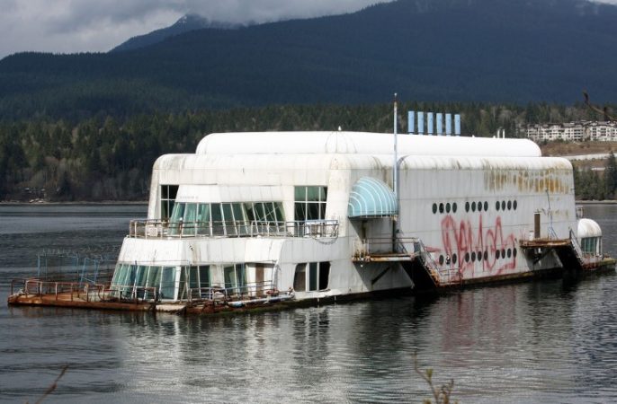 El espeluznante McDonald’s flotante abandonado que aterra a una ciudad 1 Merca2.es mcbarge Merca2.es