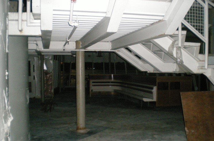 El espeluznante McDonald’s flotante abandonado que aterra a una ciudad 2 Merca2.es mcbarge1 Merca2.es