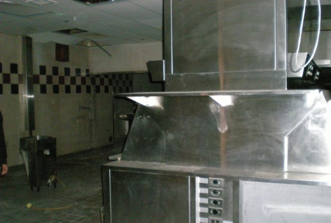 El espeluznante McDonald’s flotante abandonado que aterra a una ciudad 4 Merca2.es mcbarge3 Merca2.es