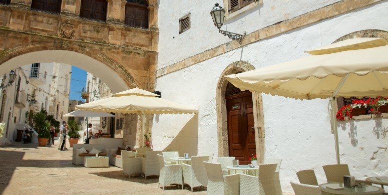 La asombrosa ciudad completamente blanca en Italia 1 Merca2.es La asombrosa ciudad completamente blanca en Italia