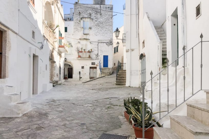 La asombrosa ciudad completamente blanca en Italia 2 Merca2.es La asombrosa ciudad completamente blanca en Italia