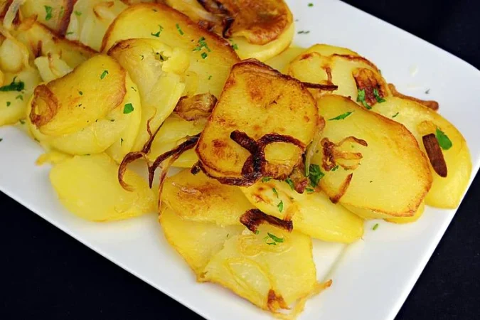 Patatas a lo pobre, el mejor acompañante para tus platos de carne o pescado 5 Merca2.es patatas a lo pobre Merca2.es