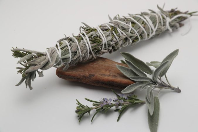 Elimina las canas sin usar químicos con estas 3 plantas 1 Merca2.es CANAS: ESTAS SON LAS PLANTAS PARA REDUCIR SU APARICIÓN