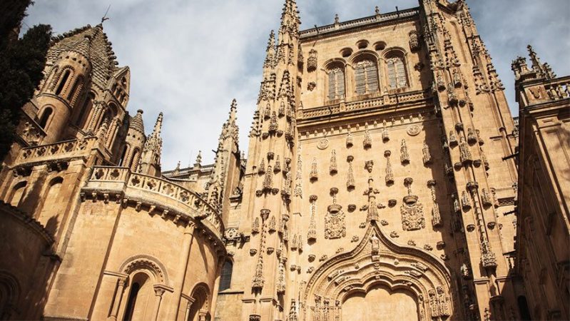 Los 5 secretos que convierten a Salamanca en uno de los destinos favoritos para el verano 31 Merca2.es salamanca catedral nueva 888 Merca2.es