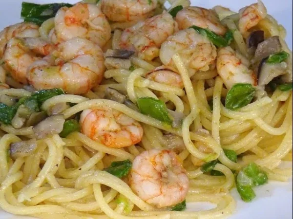 Espaguetis con gambas al ajillo y verduras: Receta rápida, barata y muy sana 3 Merca2.es sddefault Merca2.es