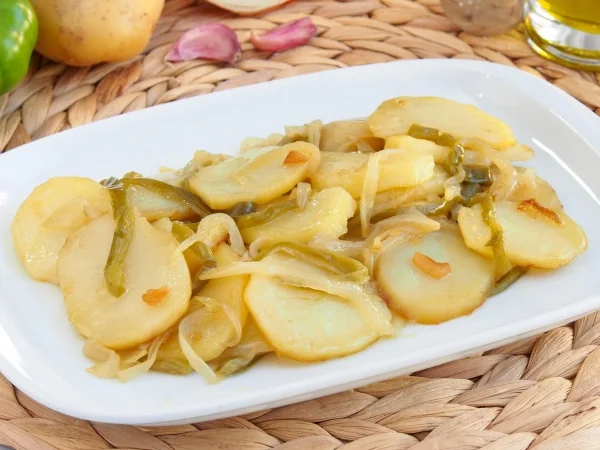 Patatas a lo pobre, el mejor acompañante para tus platos de carne o pescado 6 Merca2.es servimos las patatas a lo pobre Merca2.es