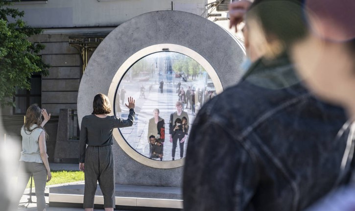 the portal En Nueva York abrieron un portal para “teletransportarse” hasta Irlanda
