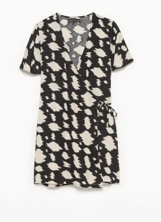 Lefties está a punto de agotar este vestido de 10 euros que disimula barriguita 100 Merca2.es vestido corto cruzado 89be79a2 240511151704 882x1214 Merca2.es