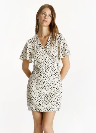 Lefties está a punto de agotar este vestido de 10 euros que disimula barriguita 99 Merca2.es vestido cruzado 5c0aae9b 240511153610 746x1030 Merca2.es
