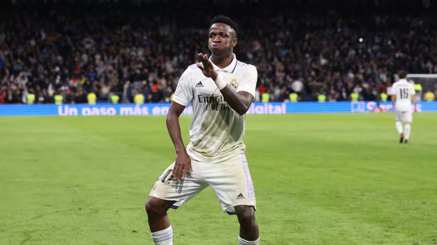 Vinicius no sólo baila dentro del campo: destinado a ser el rey de la pista