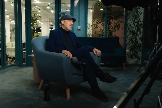 Aprender a vivir con la presión social ayuda a alcanzar la felicidad 1 Merca2.es 2024.04.12. MEJOR CONECTADOS Luis Muino Foto making of 7465 Merca2.es