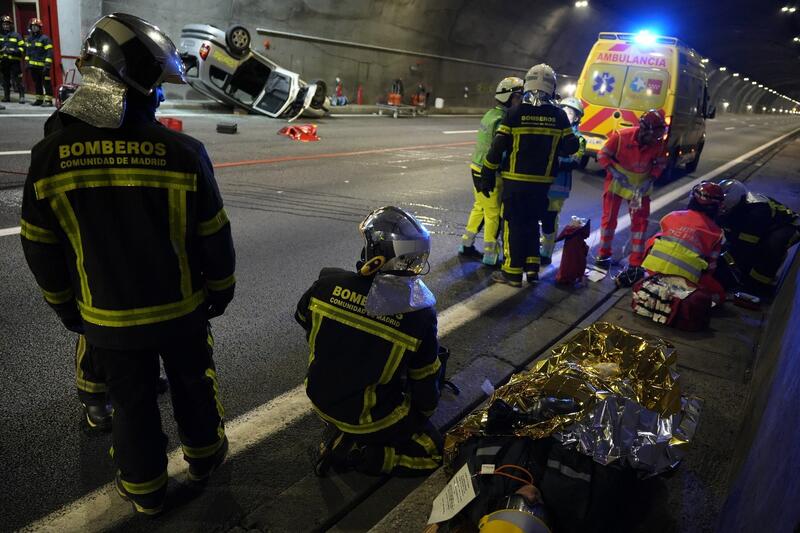 Autopistas simula un accidente en el Túnel de Guadarrama (Madrid) para concienciar sobre la seguridad vial