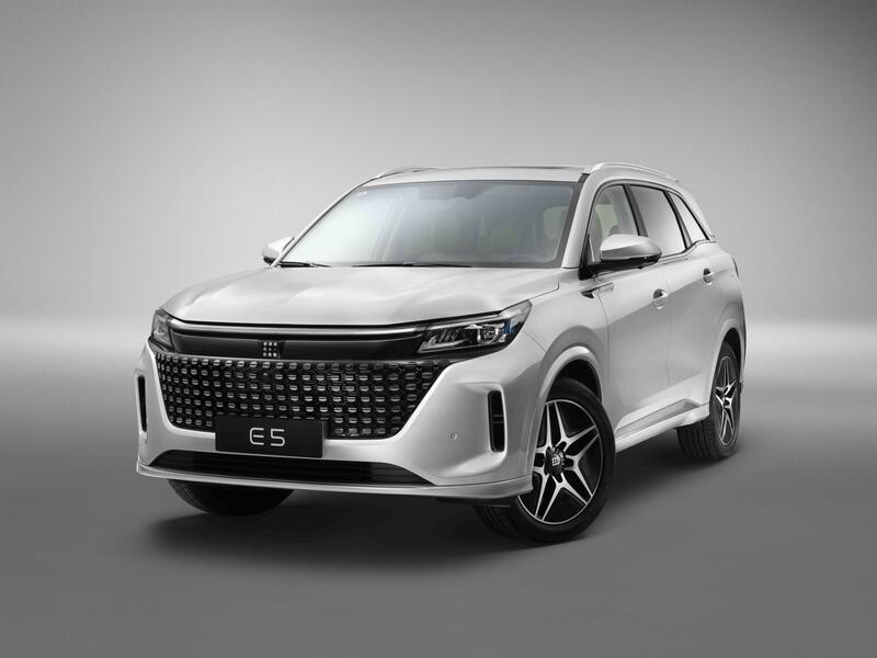 Dongfeng se apunta a la movilidad sostenible con el DSFK E5, su futurista SUV híbrido enchufable para 2024