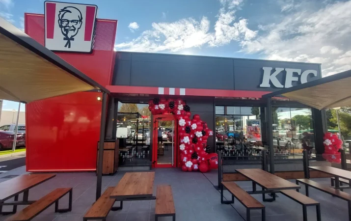 KFC y Burger King se lanzan a la 'guerra' de la innovación sin contar con McDonald's 1 Merca2.es KFC sube la temperatura de la batalla del pollo para cazar a Popeyes
