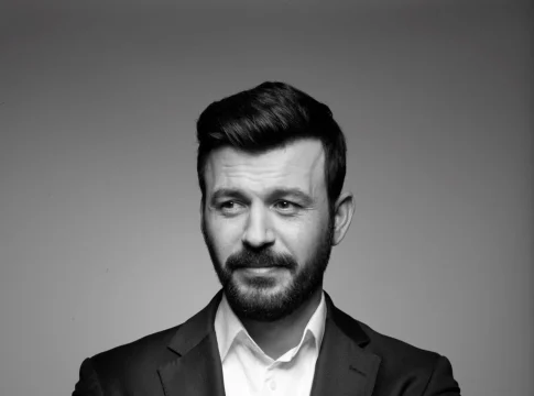 Coxabengoa ha nombrado a Antonio Renom nuevo responsable del grupo para Oriente Medio y Asia, siendo además, 'country head' de Arabia Saudí y Emiratos, con lo que la multinacional refuerza su posición en la región, donde continuará invirtiendo como parte de su plan estratégico, informó la compañía. Renom, antiguo boina verde del mando de Operaciones Especiales, tiene el grado en Administración y dirección de Empresas IQS y Executive Master and Business Administration (EMBA) por la Harvard Business School, además de Master in Business and Technology (MBT) por Berkeley, MBA por el IE Business School y está certificado por la Havard Kennedy School of Politics en Seguridad Nacional. Además, cuenta con más de 20 años de experiencia en dirección de empresas y banca de inversión (M&A), tiene un profundo conocimiento de los sectores de agua y energía, además de experiencia en la región. Renom es también experto en operaciones de fusiones y adquisiciones, así como en inteligencia gubernamental y empresarial, y consultoría estratégica. El grupo dedicado al agua y energía verticalmente integrado cuenta con una importante presencia en Oriente Medio y Asia, especialmente en el negocio de las desaladoras, donde cuenta con algunos de sus proyectos relevantes, como Taweelah (Abu Dhabi) o Rabigh 3 (Arabia Saudí).