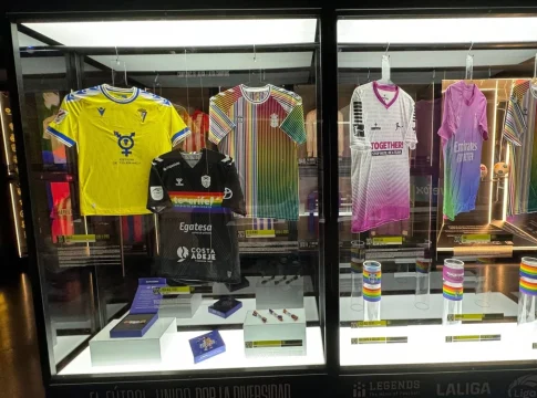 EuropaPress_6045578_muestra_camisetas_conmemorativas_contra_homofobia_espacio_legends_the_home legends