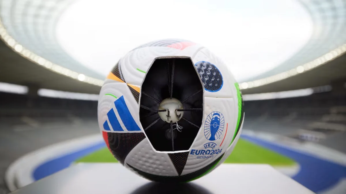 IA-VAR-balon-eurocopa-La IA llega al VAR de la Eurocopa 24 y recoge 'big data' hasta de los balones La IA llega al VAR de la Eurocopa 24 y recoge 'big data' hasta de los balones
