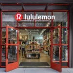 Heidi O’Neill asume el mando en Lululemon con la marca diluida y el fundador exigiendo cambios en la cúpula 4 Merca2 Lululemon cumple en ingresos y EPS, aunque Jefferies alerta de errores de producto y menor productividad