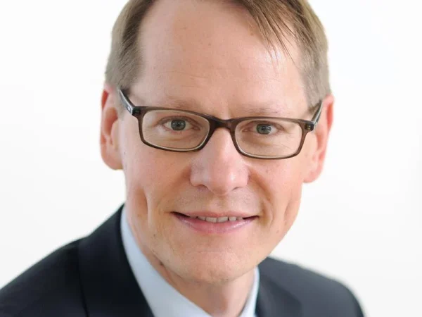 J. Safra Sarasin: nos mantenemos aún alcistas para la segunda mitad del año, pero menos 1 Merca2.es Philipp E. Bartschi J Safra Sarasin SAM Merca2.es