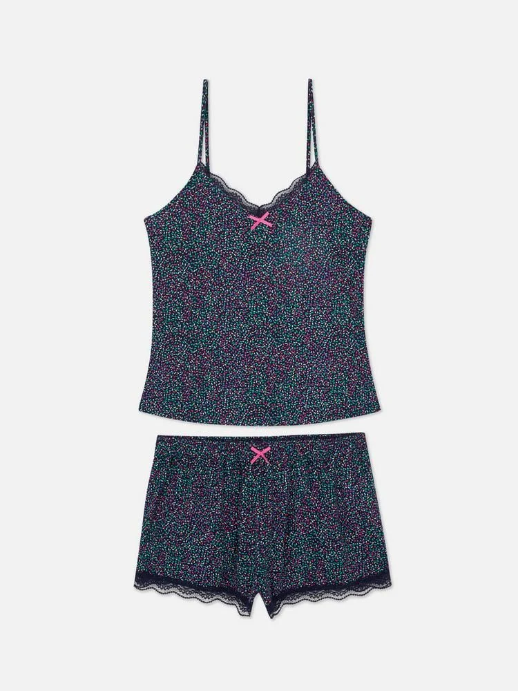 Pijama con camiseta de tirantes y pantalones cortos