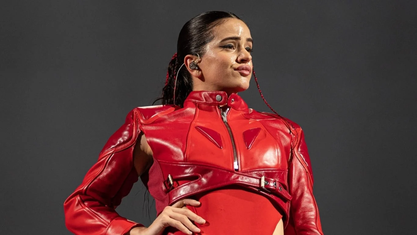 Rosalía arrasa con su top mínimo y botas de tacón arrugadas con efecto glitter, mostrando sus abdominales