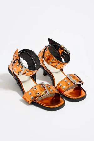 SANDALIA TACÓN TACHAS PIEL NARANJA
