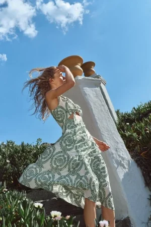 Atenta a la nueva remesa de vestidos de efecto tipazo que lanza Zara de cara al verano 22 Merca2.es VESTIDO BORDADOS PERFORADOS NUDO