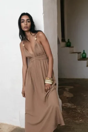 Atenta a la nueva remesa de vestidos de efecto tipazo que lanza Zara de cara al verano 18 Merca2.es VESTIDO LARGO ESCOTE PICO BOLAS