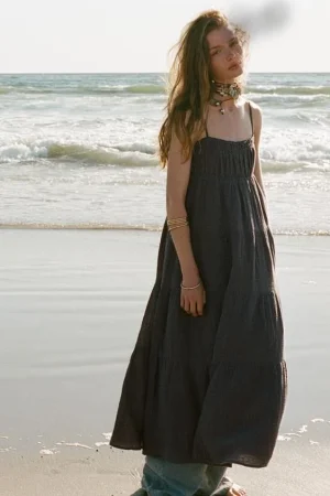 Atenta a la nueva remesa de vestidos de efecto tipazo que lanza Zara de cara al verano 20 Merca2.es VESTIDO MIDI ALGODÓN GASA